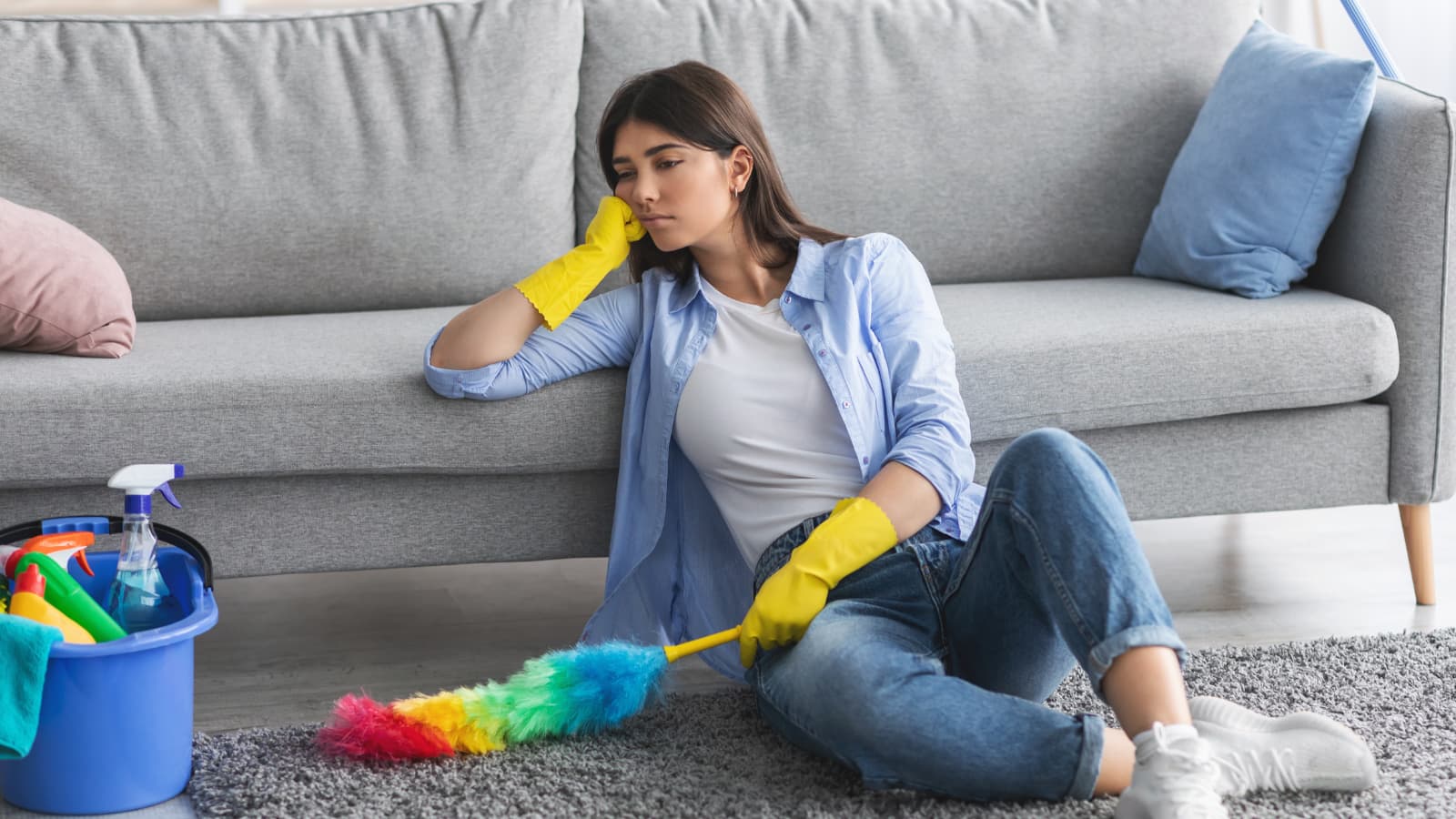 Domowe sposoby na plamy na dywanie – kiedy zadzwonić po profesjonalistów?